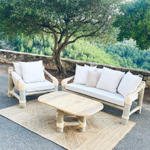 Cargar imagen en el visor de la galería, CONJUNTO DE JARDÍN VIÑA MARFIL – SOFÁ TRIPLE, BUTACA Y MESA EN MADERA MACIZA