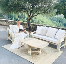 Cargar imagen en el visor de la galería, CONJUNTO DE JARDÍN VIÑA MARFIL – SOFÁ TRIPLE, BUTACA Y MESA EN MADERA MACIZA