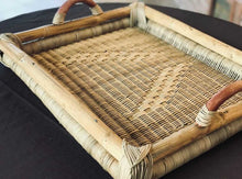 Charger l'image dans la galerie, MAMBA MUEBLES BANDEJA AFRICANA ARTESANAL COMPLEMENTOS BANDEJA AFRICANA DE RATÁN NATURAL