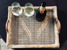 Charger l'image dans la galerie, MAMBA MUEBLES BANDEJA AFRICANA ARTESANAL COMPLEMENTOS BANDEJA AFRICANA DE RATÁN NATURAL